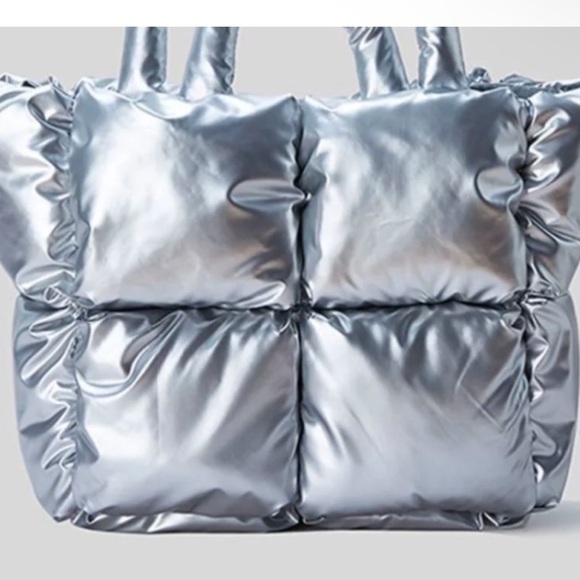 ULTIMATE SILVER SKIES PUFFER TRAVEL TOTE!! The ideal bag!!!! - Picture 1 of 11